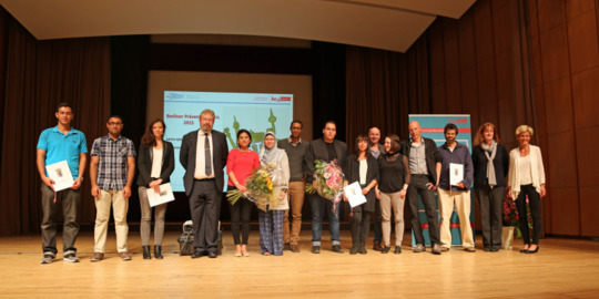 Gruppenfoto aller Preisträger zusammen mit Staatssekretär Andreas Statzkowski